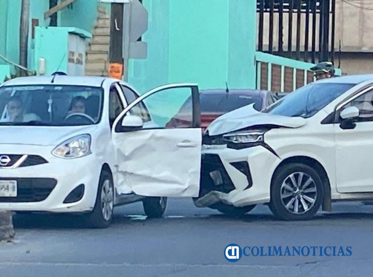 Solo daños materiales deja accidente en la delegación de Salagua
