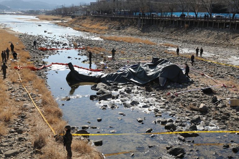 Mueren dos soldados tras estrellarse un helicóptero durante un vuelo de entrenamiento en Corea del Sur