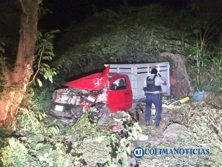 Camioneta se impacta contra un árbol en la carretera Armería–Coalatilla
