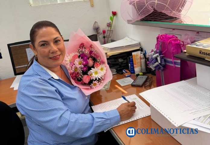 Dos universitarios concluyen ciclo labora, en Tecomán_María_a