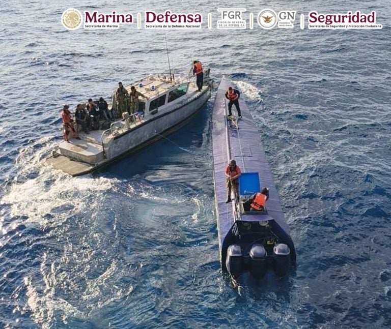 En una operación marítima se asegura semisumergible con presunta cocaína en las costas de Colima