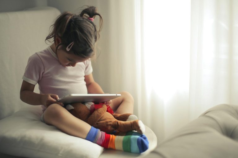 Exposición a pantallas impacta memoria, atención y desarrollo social en niños, advierten