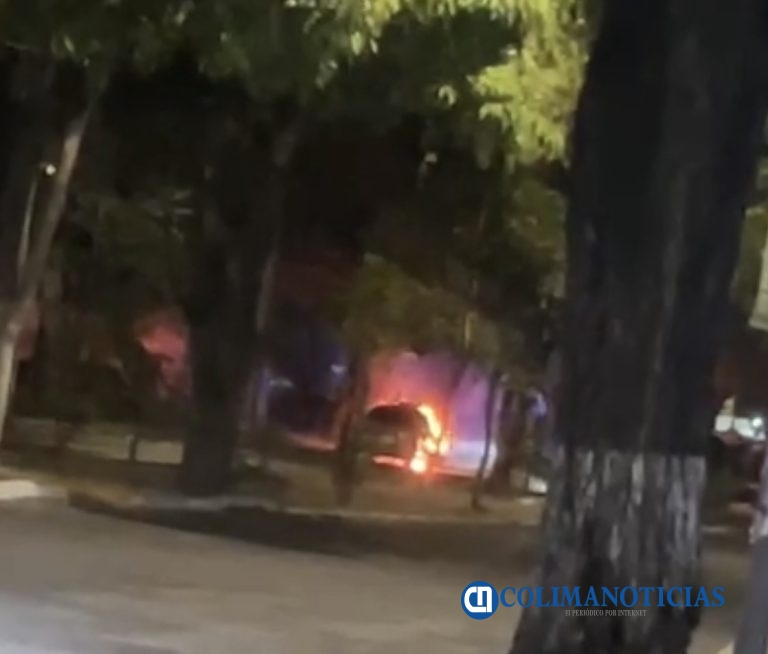 Prenden fuego a otro vehículo afuera de la clínica 19 del IMSS