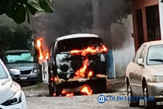 Incendian un vehículo en la Colonia Rancho Blanco de Villa de Álvarez