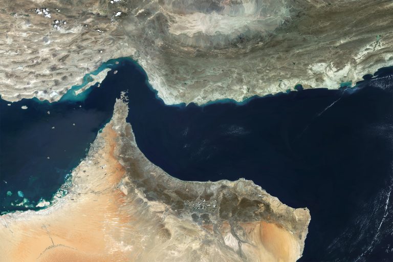 Irán cierra el estrecho de Ormuz