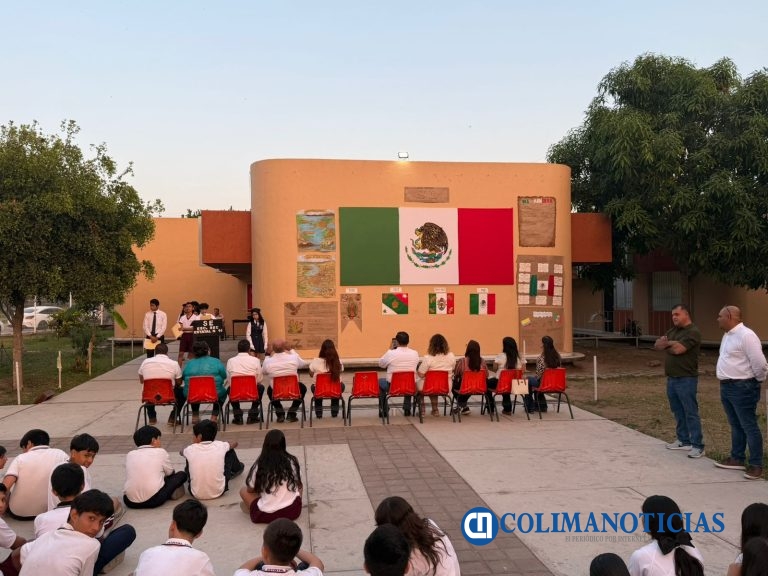 Realiza secundaria 10 TV mural museográfico para honrar a la bandera 
