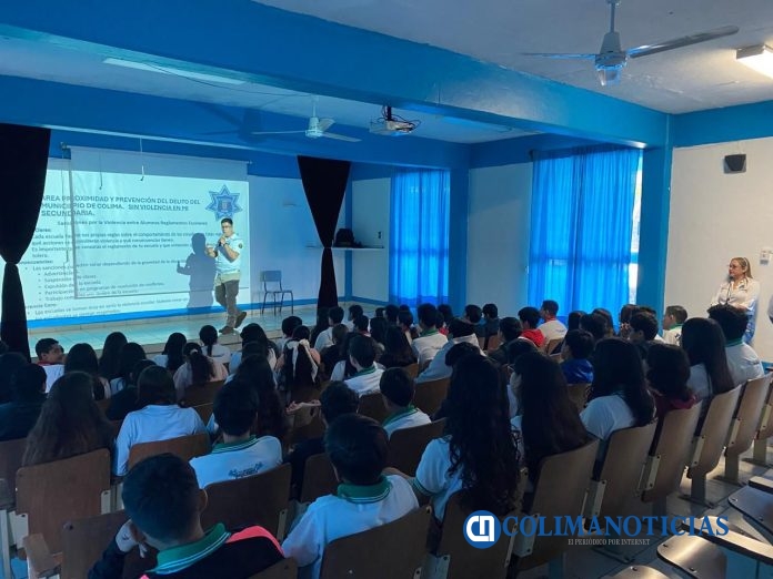 Policía Municipal de Colima imparte capacitación sobre prevención de violencia digital en la Secundaria Reyes Heroles