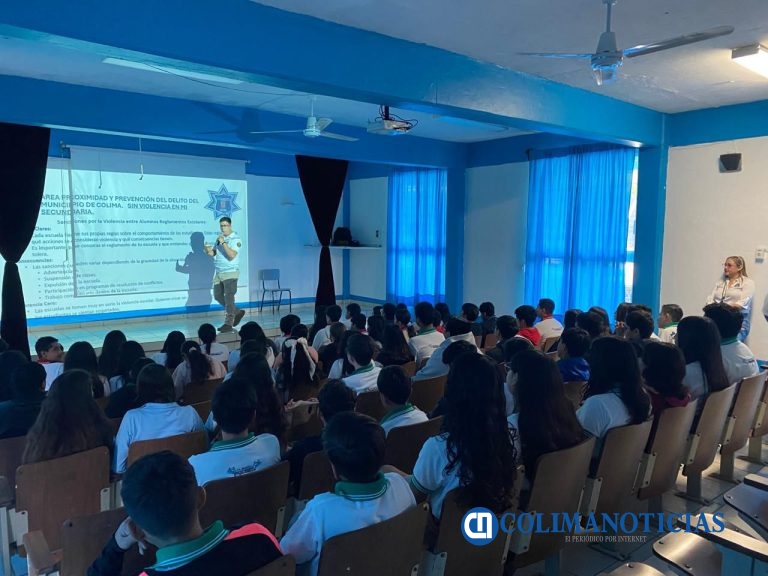 Policía Municipal de Colima imparte capacitación sobre prevención de violencia digital en la Secundaria Reyes Heroles