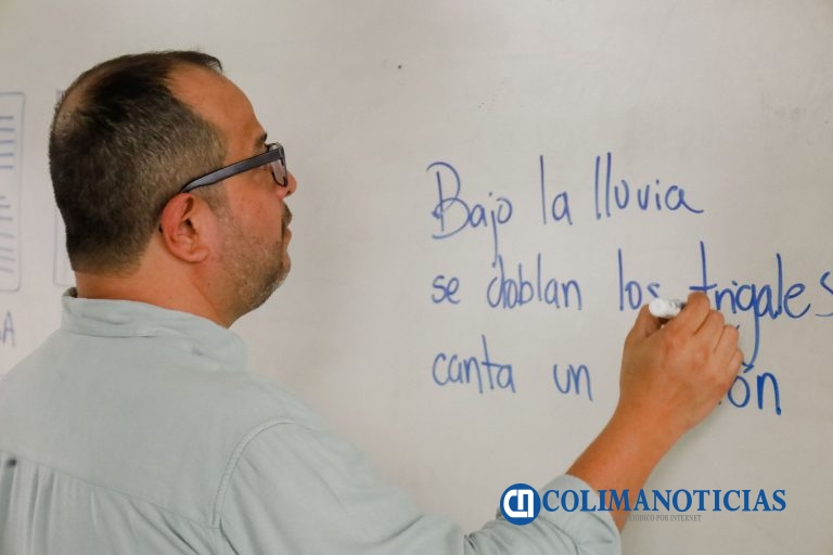 Practican escritura creativa y aprenden de música estudiantes del Bachillerato 7, en Armería