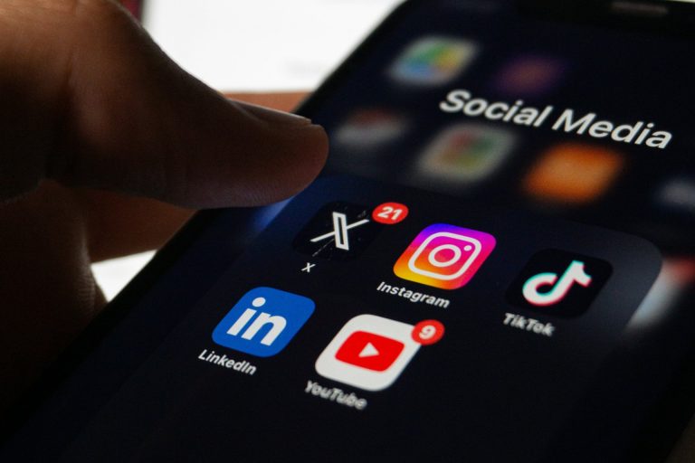 Cuentas bloqueadas y multas: cómo funciona la ley de Australia que prohíbe las redes sociales a menores de 16