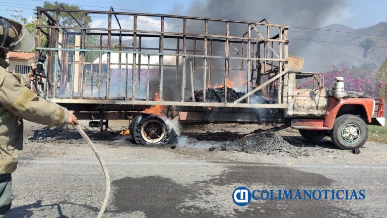Se incendia tractocamión abandonado en la carretera Armería–Manzanillo