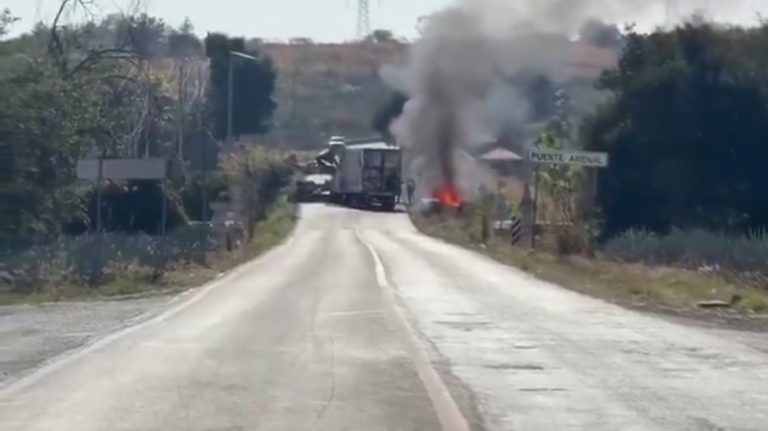 Se reporta un bloqueo sobre la carretera a Tequila entre los límites de Amatitán y El Arena