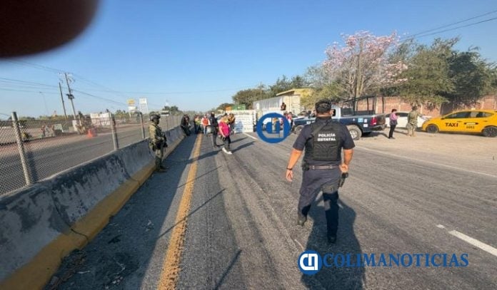 Trabajadores bloquean la autopista Colima–Manzanillo (4)