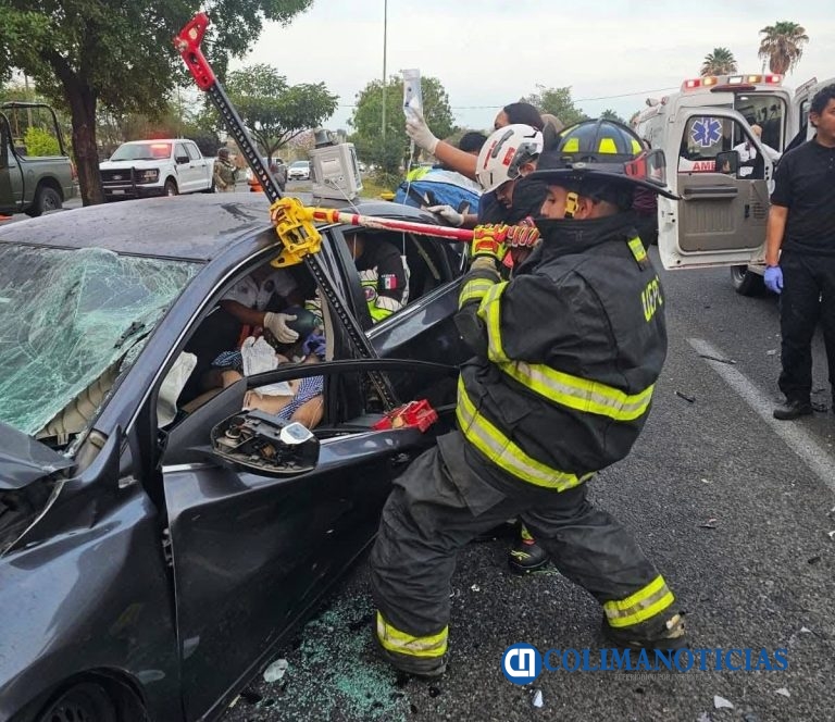 Atienden UEPC, CRUM y PC Villa de Álvarez accidente vehicular con varios lesionados en zona conurbada Colima–Villa de Álvarez