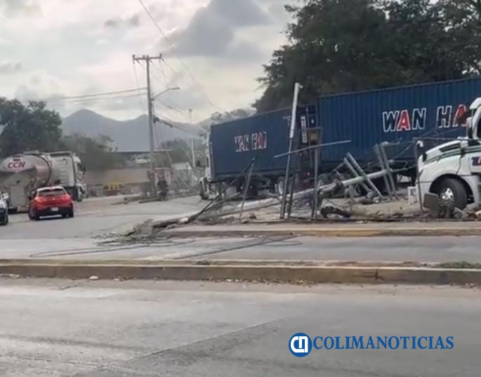 Un Tráiler derribo un poste de energía eléctrica en el Barrio I del Valle de las Garzas