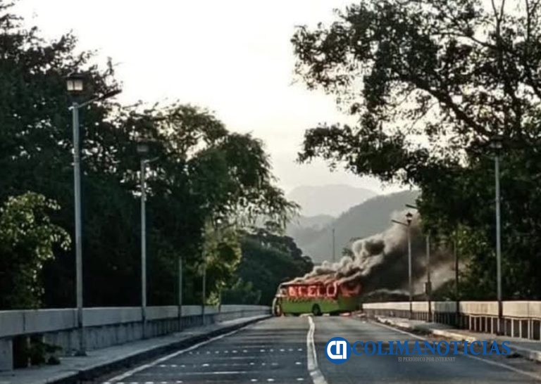 Queman vehículo en el puente vehicular entre Manzanillo y Cihuatlán