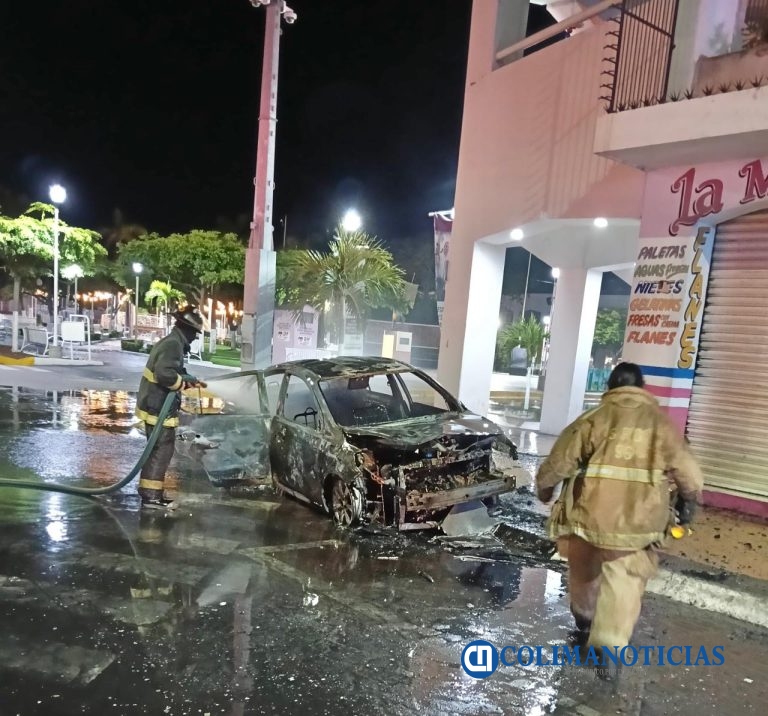 Se queda dormido al volante, atropella a trabajador de limpia y su vehículo se incendia en el centro de Tecomán