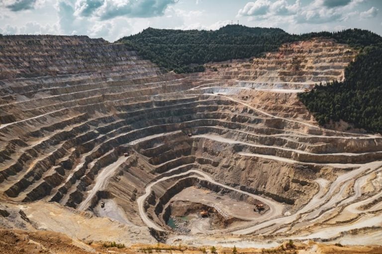 México y Estados Unidos negocian acuerdo para explotar minerales críticos y despiertan alertas por impactos ambientales