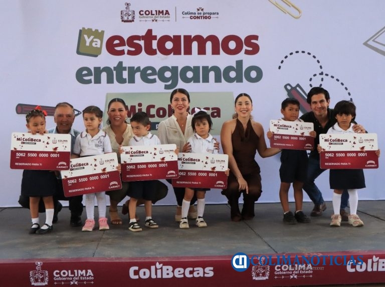 120 estudiantes de Armería recibieron este viernes su tarjeta de Mi ColiBeca para Empezar