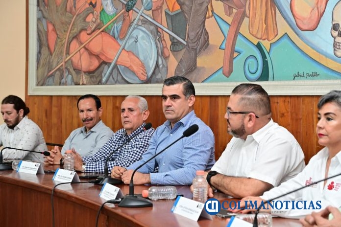 Alcalde Riult Rivera y director del IEEA, Guillermo Toscano, entregan certificados de educación básica a vecinos del municipio de Colima (4)