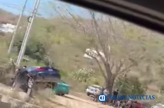 Automóvil vuelca en la carretera Manzanillo