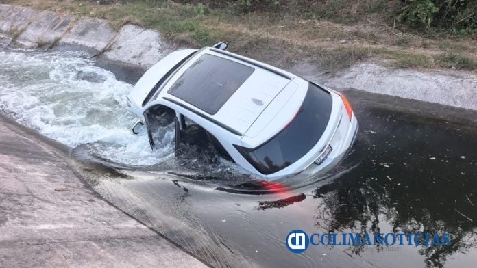 Camioneta cae a canal de riego en Tecomán; no hubo heridos