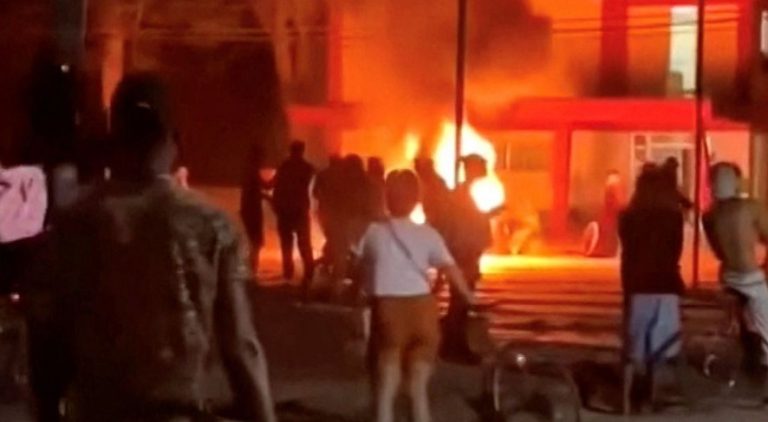 Un grupo de manifestantes ataca la sede del partido comunista en Cuba