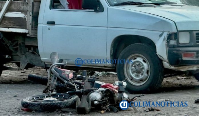 Dos heridos graves tras choque entre motocicleta y camioneta en la carretera Armería–El Paraíso