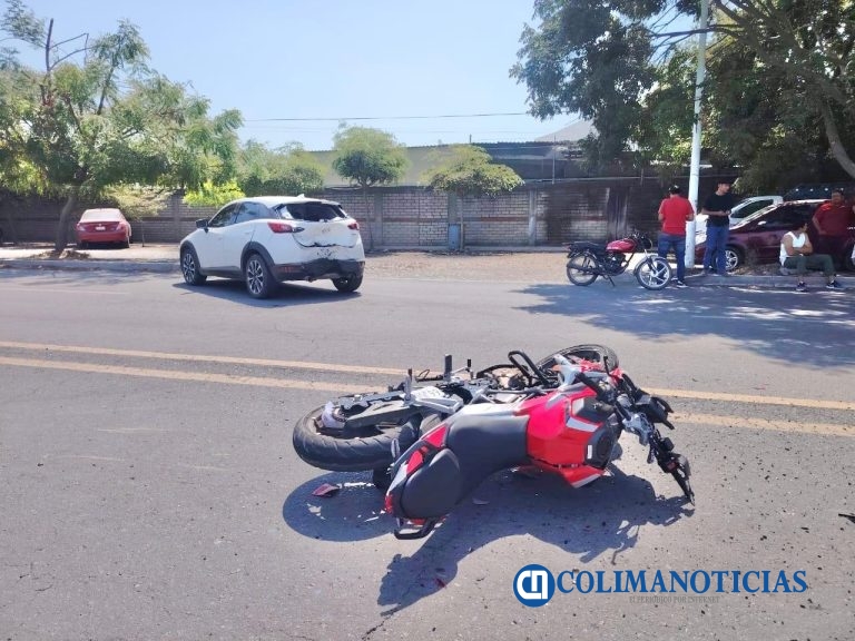 Dos jóvenes de 17 años resultan lesionados tras choque entre motocicleta y camioneta en Tecomán