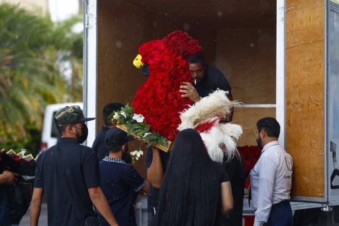 El Funeral del Mencho, discreto, sencillo y con una corona en forma de gallo