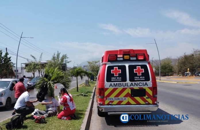 Estudiante estrella se motocicleta en una palmera de la avenida Elías Zamora Verduzco