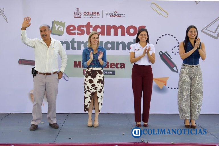 Estudiantes de Comala reciben tarjetas de Mi ColiBeca para Empezar que otorga el gobierno de Indira Vizcaíno