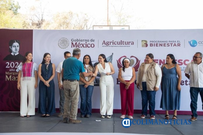Gobernadora de Colima acompañó a la entrega de tarjetas de Bienpesca en Manzanillo