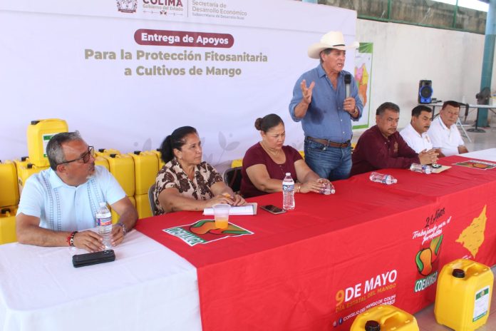 Gobierno del Estado de Colima entrega a productores de mango atrayente para controlar la mosca de la fruta (2)