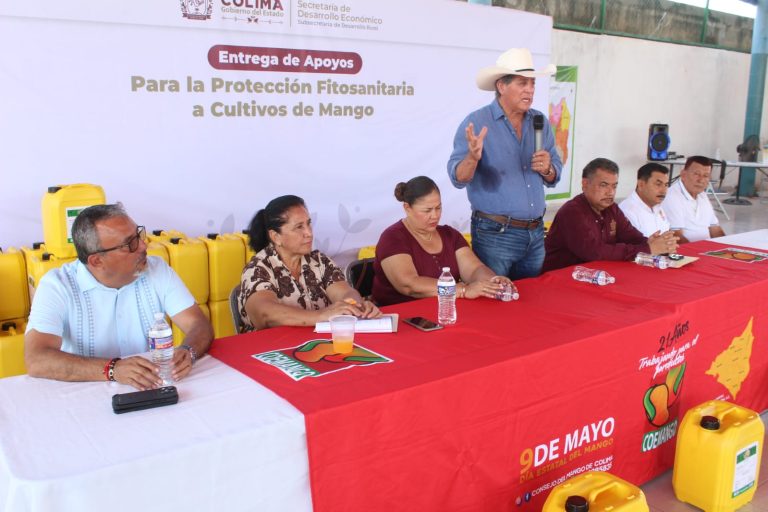 Gobierno del Estado de Colima entrega a productores de mango atrayente para controlar la mosca de la fruta