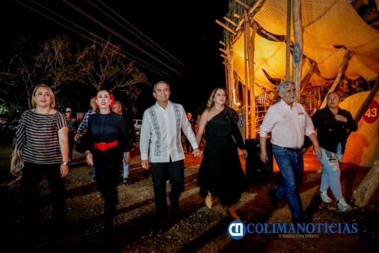 Festeja La Petatera noche colimota en pasodoble, con agrupaciones universitarias