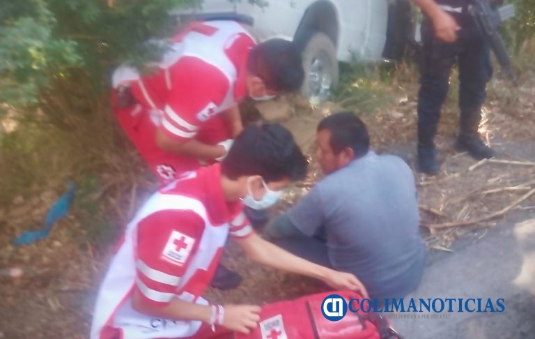 Hombre resulta lesionado tras salirse de la carretera y chocar contra un árbol