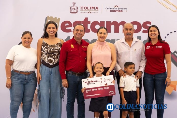 Indira Vizcaíno les entrega sus tarjetas de 'Mi ColiBeca para Empezar' a 472 estudiantes de preescolar, en Tecomán