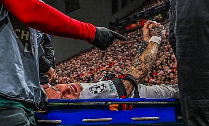 Jugador del Galatasaray Noa Lang sufre lesión insólita en la mano al chocar con vallas publicitarias