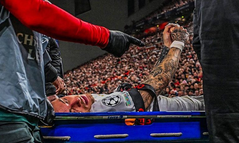 Jugador del Galatasaray Noa Lang sufre lesión insólita en la mano al chocar con vallas publicitarias