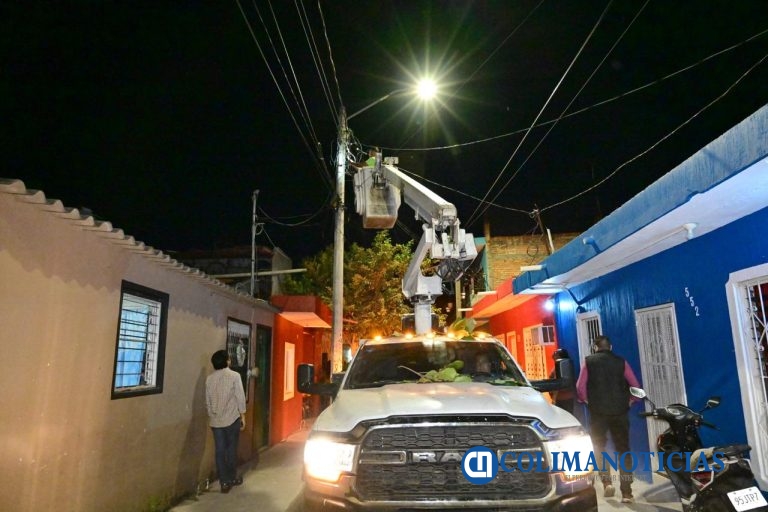 Más luz para La Albarrada: Riult Rivera supervisa trabajos de alumbrado junto a vecinos