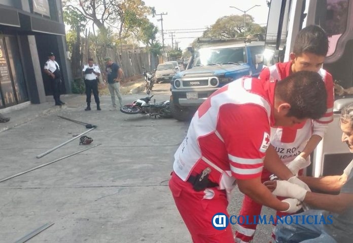 Motociclista resulta lesionado tras chocar contra camioneta en la avenida Torres Ortiz, en Tecomán