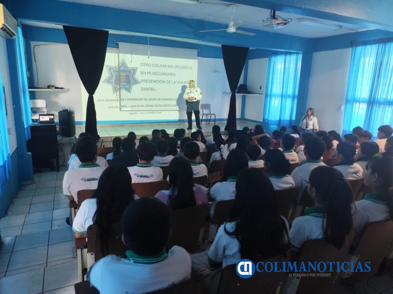 Policía Municipal de Colima fortalece prevención de violencia digital en secundarias de la capital