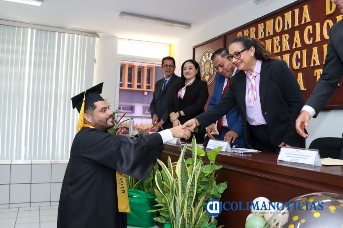 Reciben su certificado 18 nuevos profesionales en Biología_d