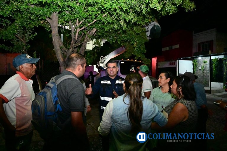 Riult Rivera supervisa el funcionamiento de luminarias y atiende las inquietudes de la comunidad de Santa Elena