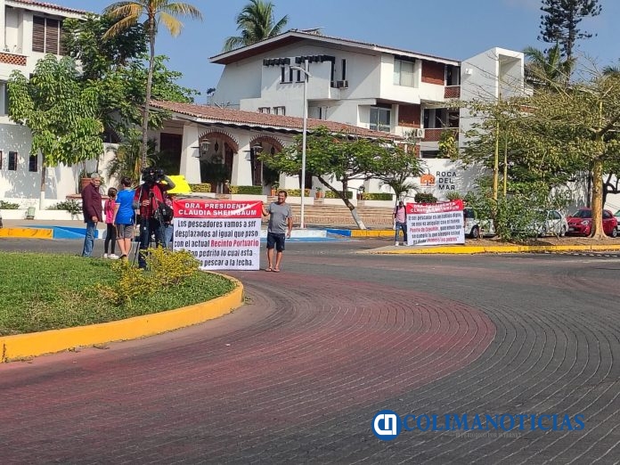 Se manifiestan pescadores a las afueras de la Sexta Región Naval de Manzanillo