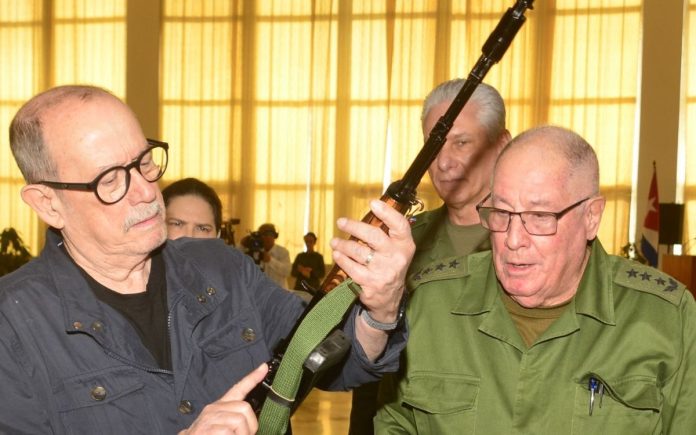Silvio Rodríguez recibe el fusil AKM