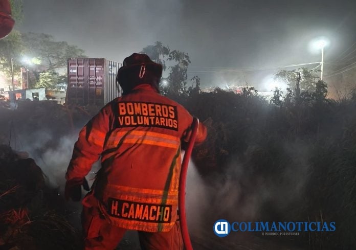 Sofocan el incendio de pastizal en la carretera Jalipa - Punta de Agua en Manzanillo