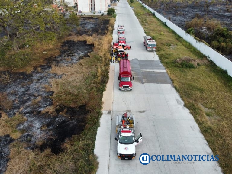 Sofocan incendio de pastizal en el fraccionamiento La Joya I de Santiago