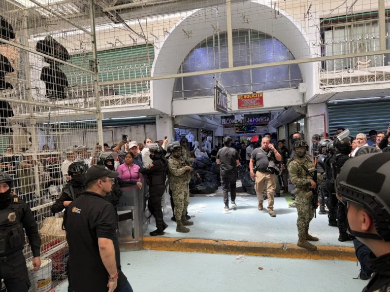 Decomisan 25 toneladas de mercancía ‘pirata’ del Mundial 2026 en Tepito
